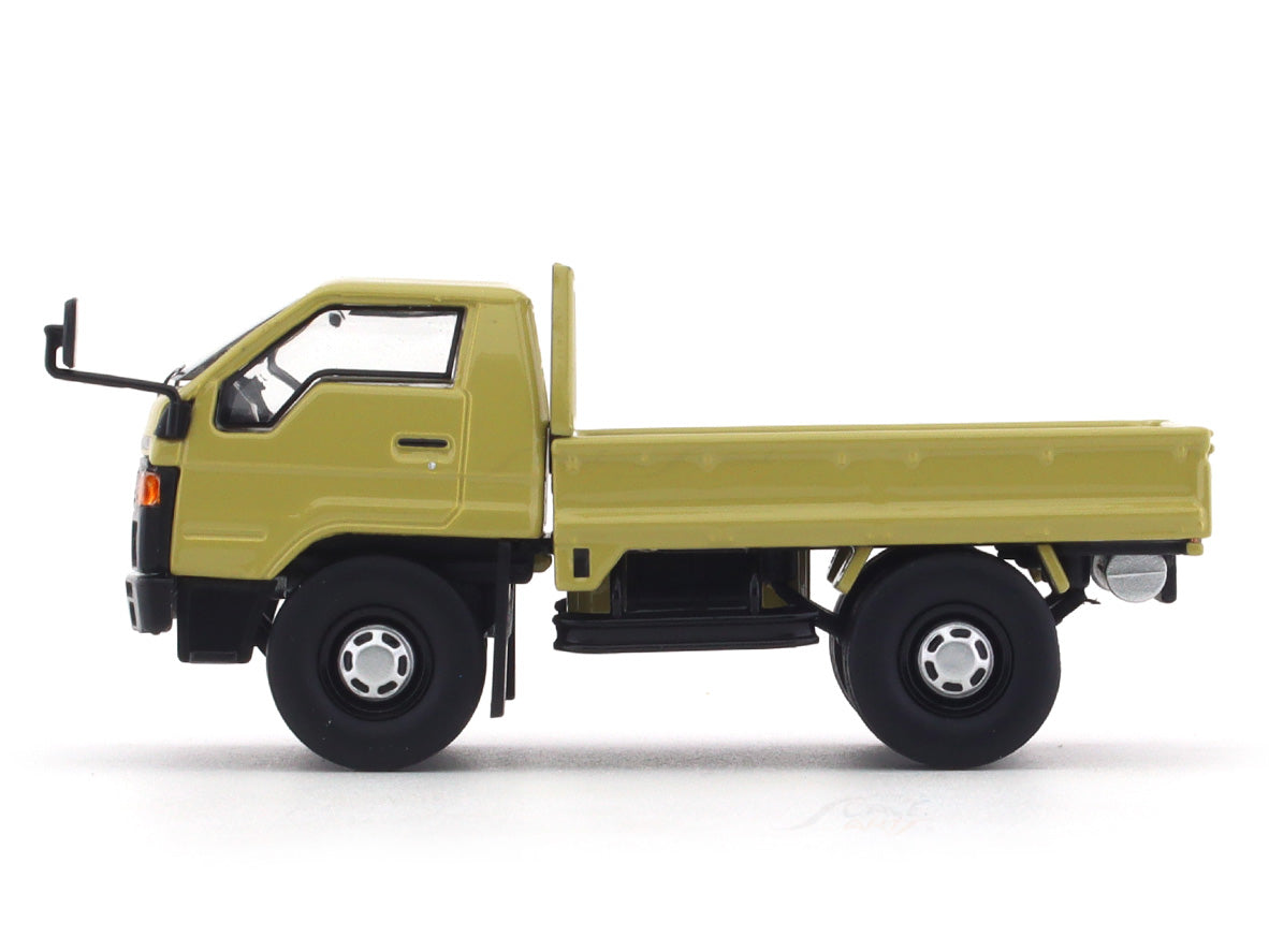 Toyota Dyna beige 1:64 Master diecast scale model collectible 