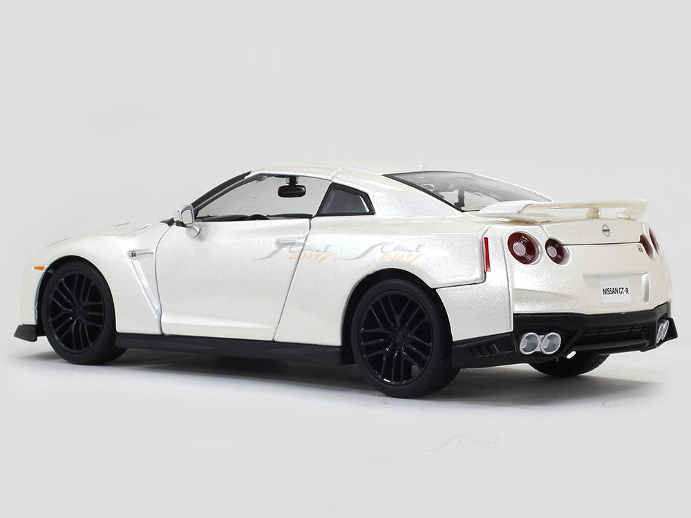 Burago 21082 Nissan GT-R 2017 Scala 1:24 &ndash; Modello Pressofuso Bianco Perla, Edizione Collezione