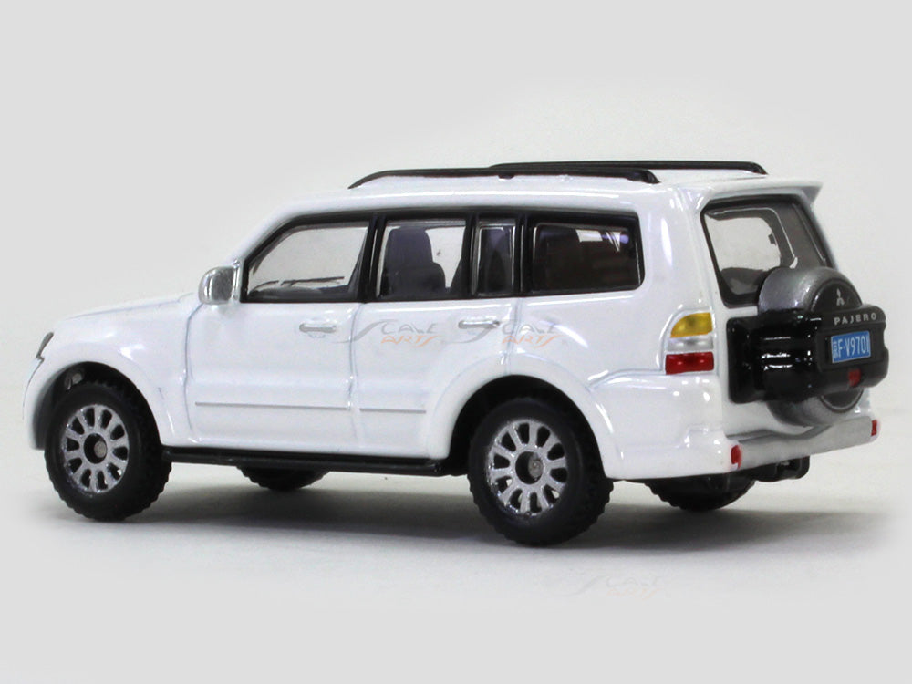 Mitsubishi Pajero white 1:64 Xcartoys diecast scale miniature car