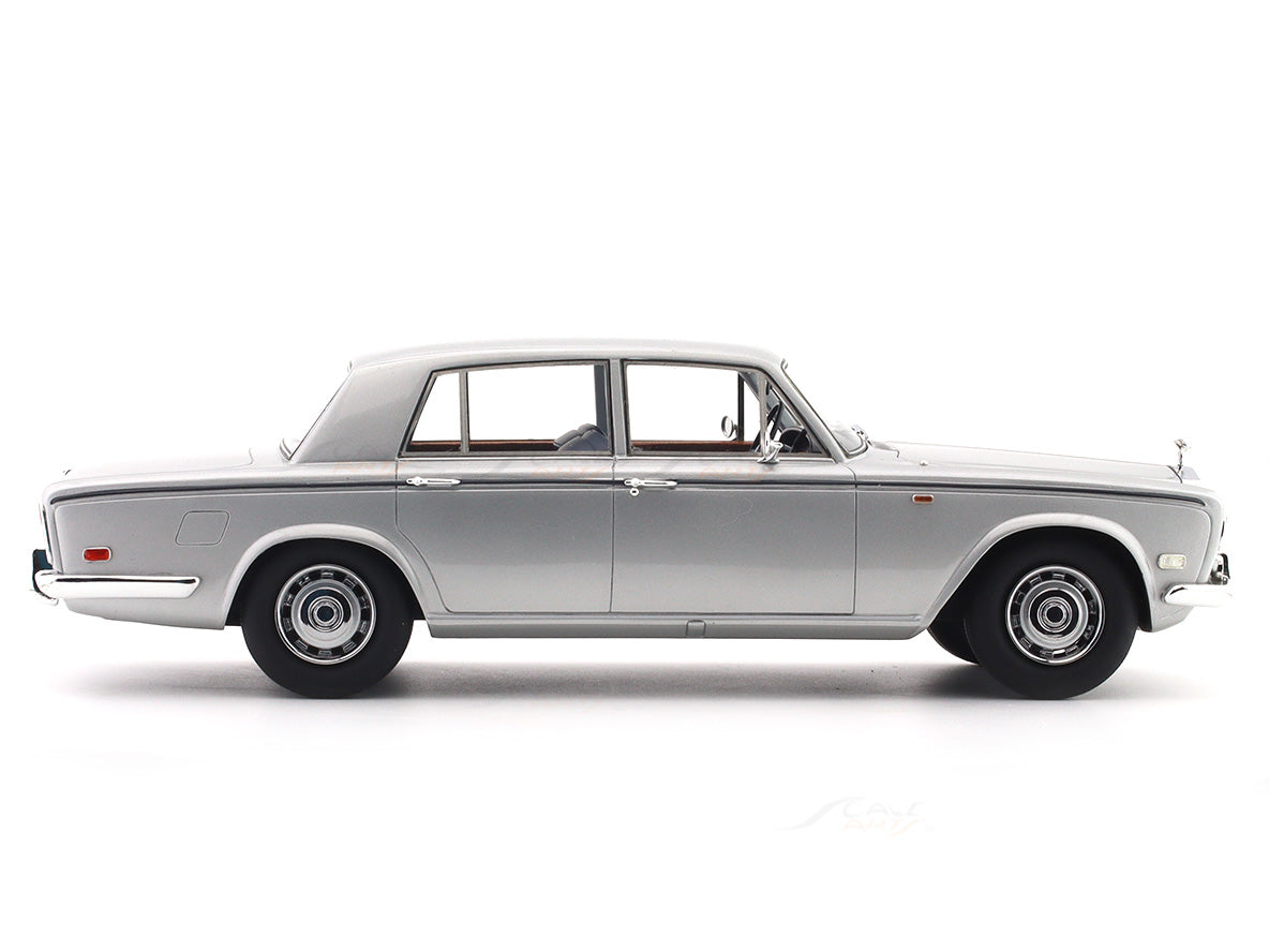 1974-77 Rolls-Royce Silver Shadow silver 1:18 Cult Models resin