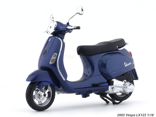 2005 Vespa LX125 1:18 diecast scale model scooter bike collectible