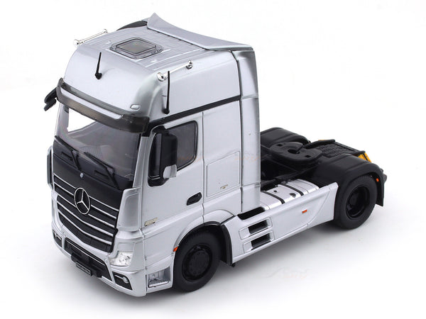 2016 Mercedes-Benz Actros MP4 1851 silver 1:43 IXO diecast scale