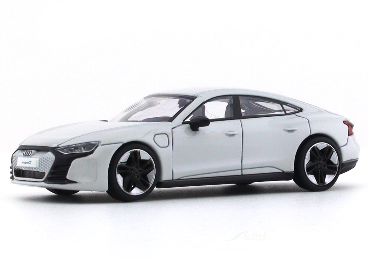 Модель автомобиля Audi A4 (B9 8W) Avant 2015 Glacier White, Scale 1:43