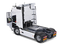 2021 Volvo FH Globetrotter XL white 1:24 Solido licensed diecast scale model truck collectible