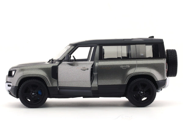 thumbnail image 2 of Bburago 2022 Land Rover Defender 110 Grafitowy 1:24 21101 - Bburago | Sklep 2 of 14