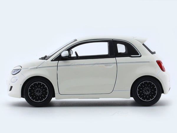 Bburago - Fiat 500 E - Maqueta Realista de Coche a Escala 1:24, réplica diecast con Puertas Que se abren, Licencia Oficial Fiat, Edad Recomendada 3 Bburago - Fiat 500 E - Maqueta Realista de Coche a Escala 1:24, réplica diecast con Puertas Que se abren, Licencia Oficial Fiat, Edad Recomendada 3