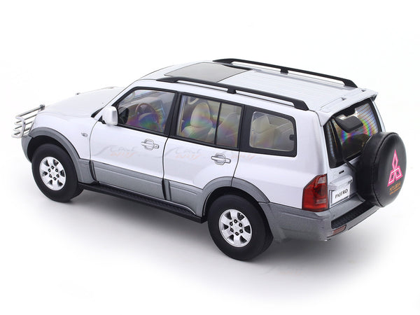 MÔ HÌNH Ô TÔ MITSUBISHI PAJERO V73 (TRẮNG) 1:18 YC MODEL MÔ HÌNH Ô TÔ MITSUBISHI PAJERO V73 (TRẮNG) 1:18 YC MODEL