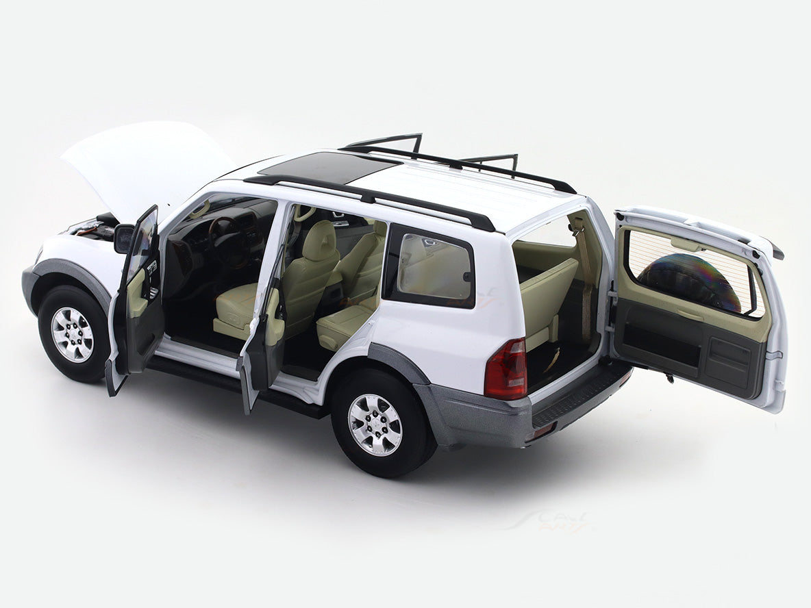 Mitsubishi Pajero V73 white 1:18 YC Model licensed diecast Scale