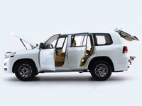 Toyota Land Cruiser LC200 white 1:18 Kengfai diecast Scale Model van