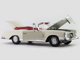 1967 Mercedes-Benz 280SE 1:18 Maisto diecast scale model car collectible