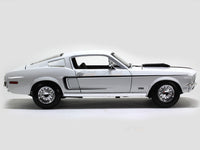 1968 Ford Mustang GT Cobra Jet white 1:18 Maisto diecast Scale Model car