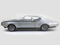 1968 Oldsmobile Cutlass Hurst edition 1:18 Auto World diecast scale model car