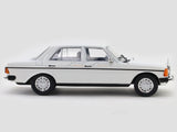 1976 Mercedes-Benz 200D W123 1:43 diecast scale model car collectible.